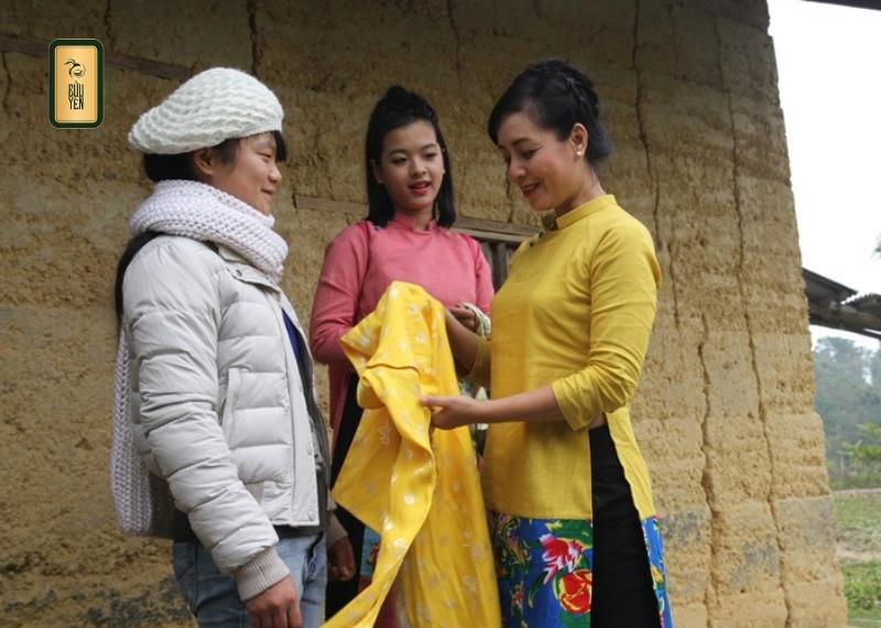Tặng Quần áo mới và phụ kiện cho bố mẹ