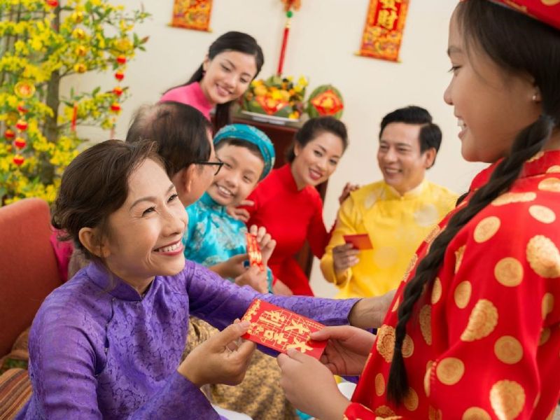 tặng bao lì xì cho người lớn tuổi