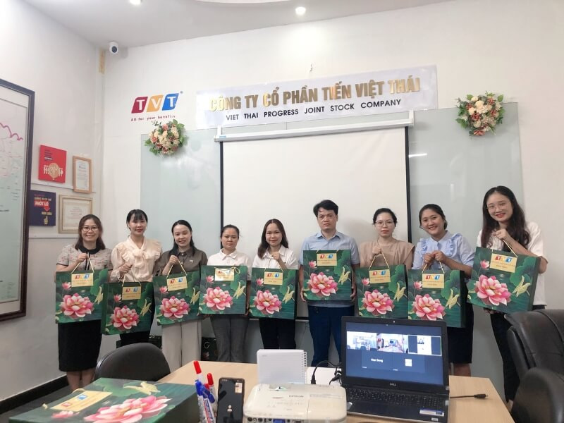 tặng sản phẩm công ty cho nhân viên