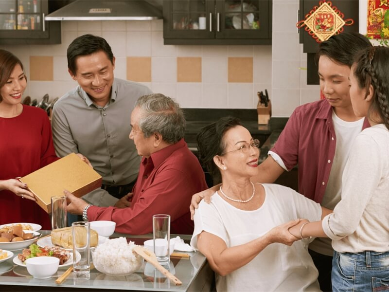 quà biếu bố mẹ vợ ngày tết