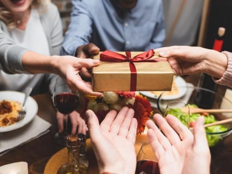 tặng quà Tết cho bạn bè