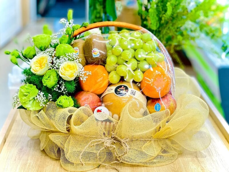 Lẵng trái cây Tết và hoa tươi