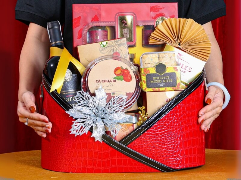 Mẫu giỏ quà Tết bằng da