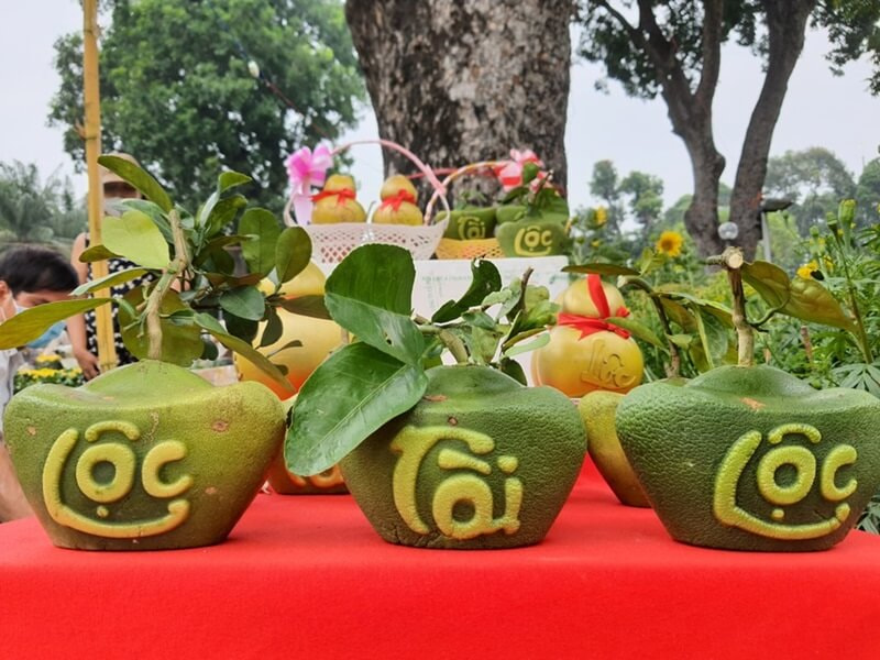 Bưởi da xanh khắc chữ 'Tài Lộc'