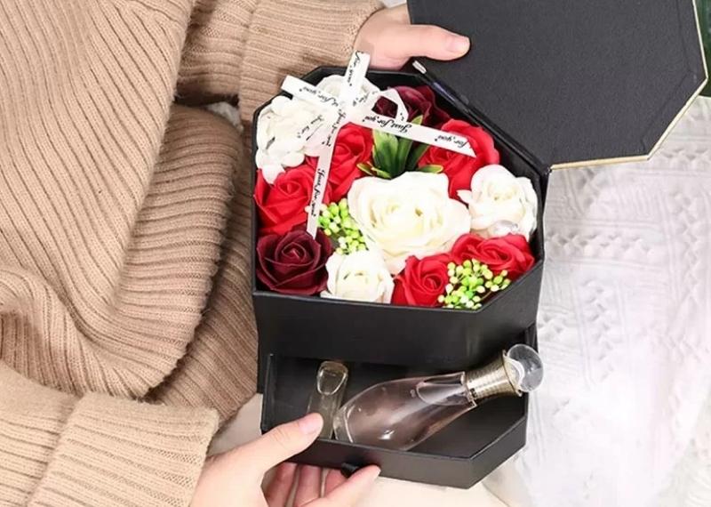 Tặng mỹ phẩm, túi xách, giày xịn và hoa vào dịp Tết cho vợ