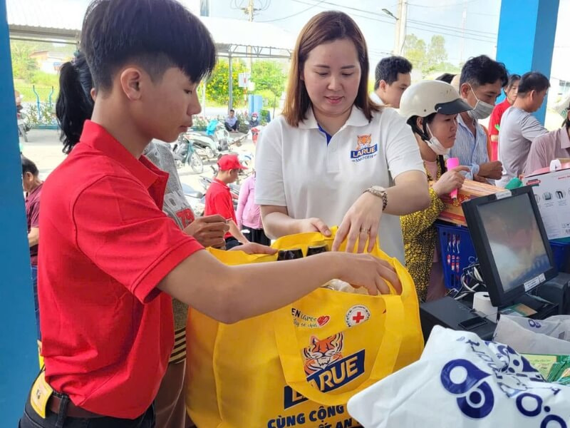 mua quà về quê ăn tết