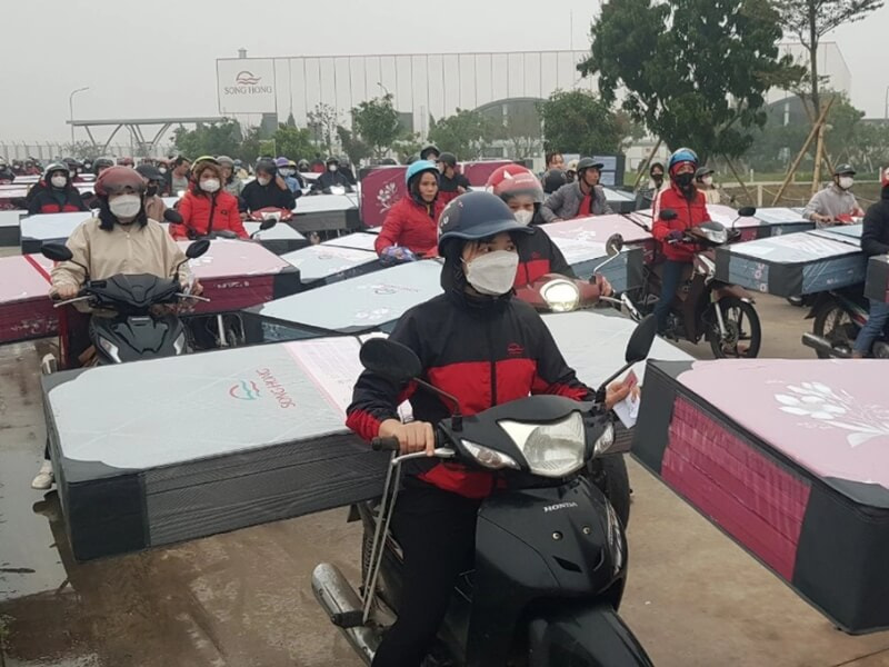 Công nhân tại nhà máy Sông Hồng nhận nệm quà Tết