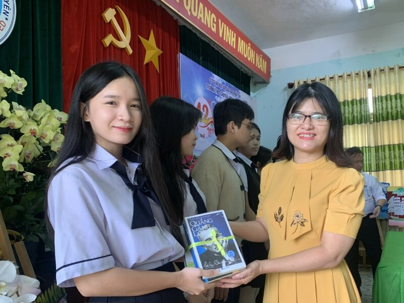 tặng quà Tết cho thầy cô giáo
