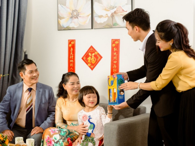tặng quà sêu Tết